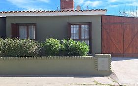 La casa, alquiler temporario - casa completa con cochera y patio- parrilla